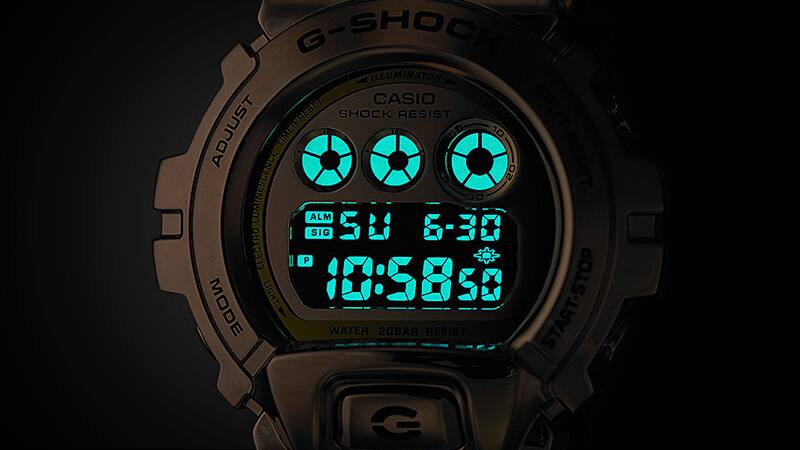 O ecrã de um modelo Casio G-Shock DW-6900 no escuro com luz de fundo brilhante