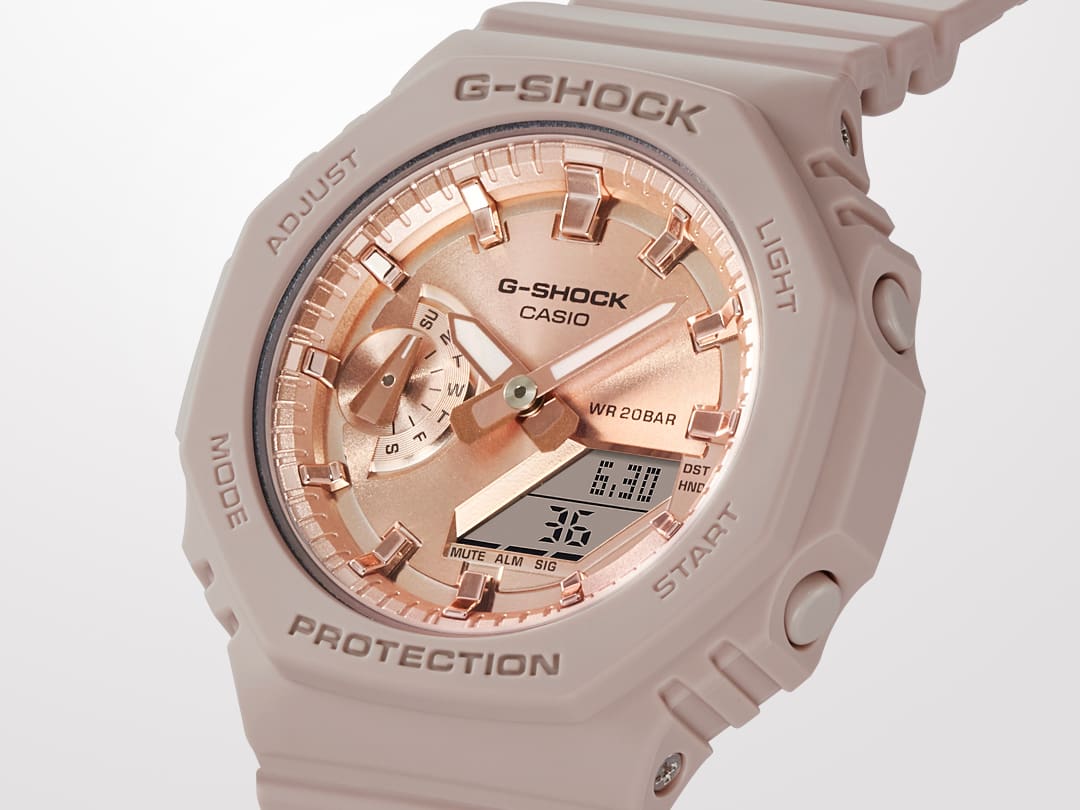 Grande plano do mostrador em ouro rosa e da luneta cor-de-rosa do relógio de pulso híbrido Casio G-Shock GMA-S2100MD-4A
