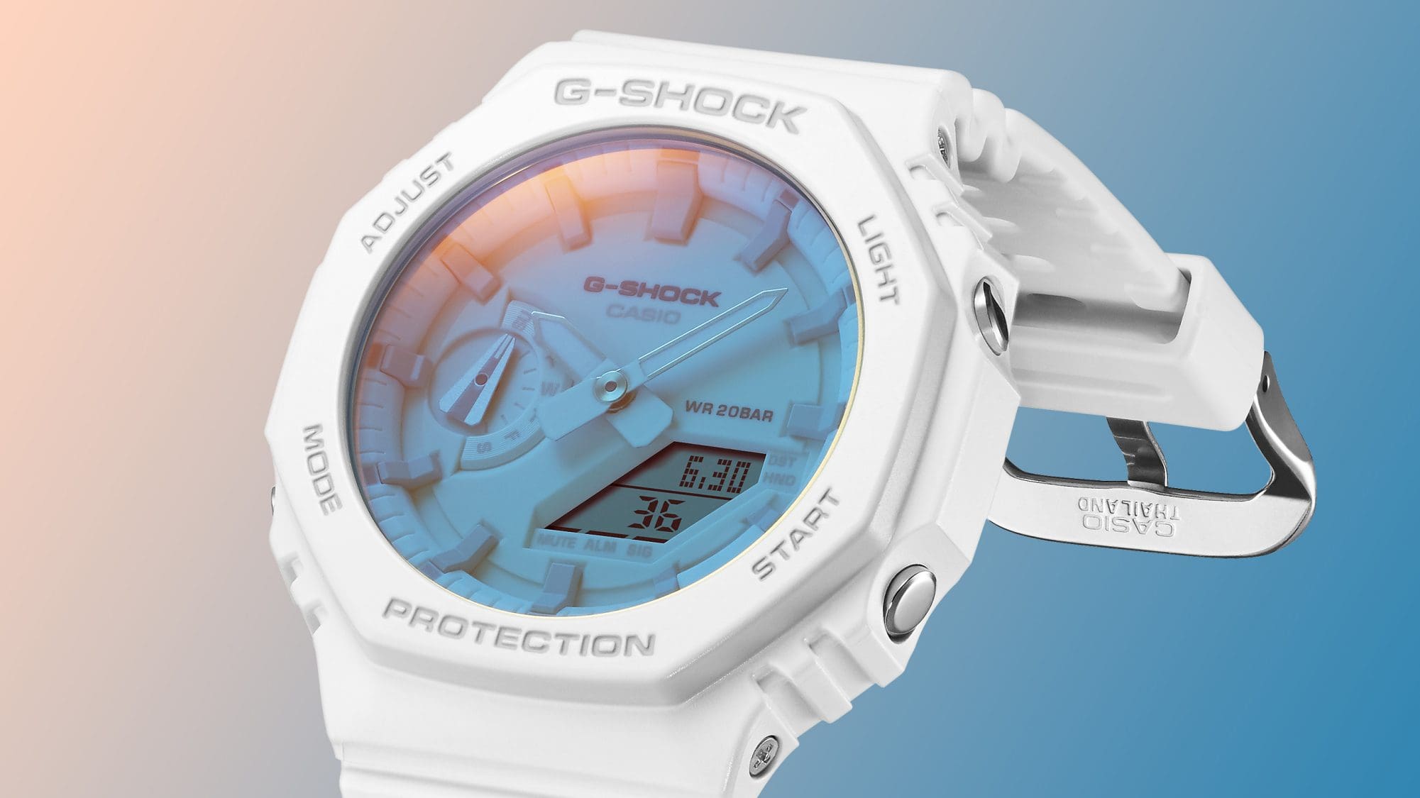 GA-2100TL-7A Vista diagonal do relógio híbrido Casio G-Shock GA-2100TL-7A com bracelete branca e mostrador em tons de azul e rosa