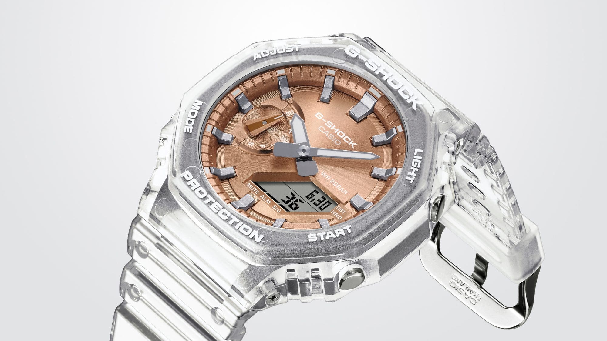 Vista lateral do relógio de pulso GA-2100BM da G-SHOCK com um bisel de cor laranja-rosé