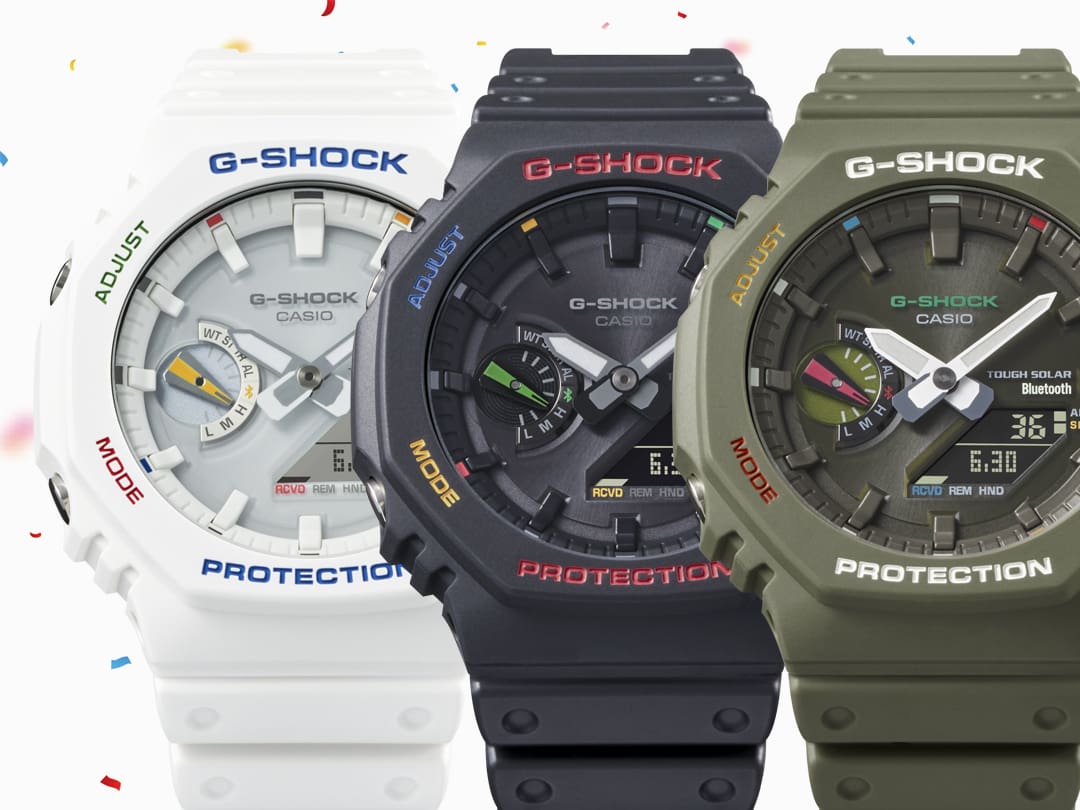O relógio híbrido Casio G-Shock GA-B2100FC-7A branco juntamente com dois outros modelos coloridos da série