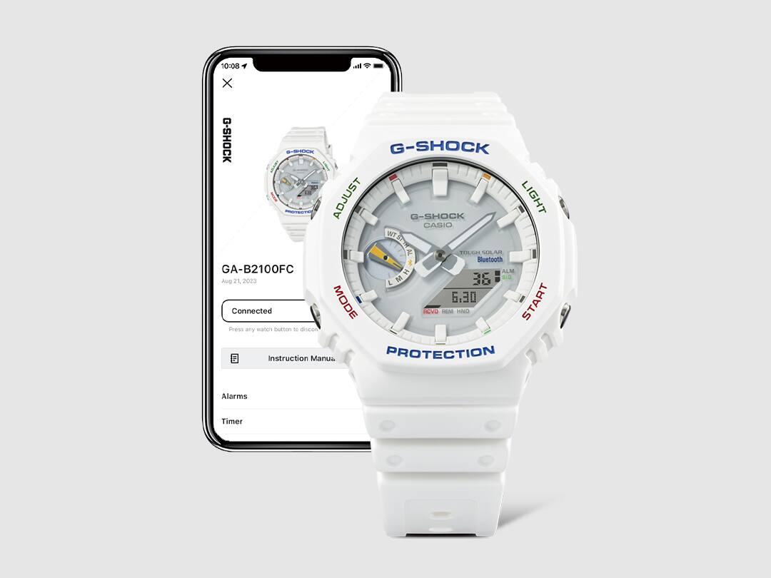O relógio branco Casio G-Shock GA-B2100FC-7A Bluetooth® em frente a um smartphone com informações sobre o relógio no seu ecrã