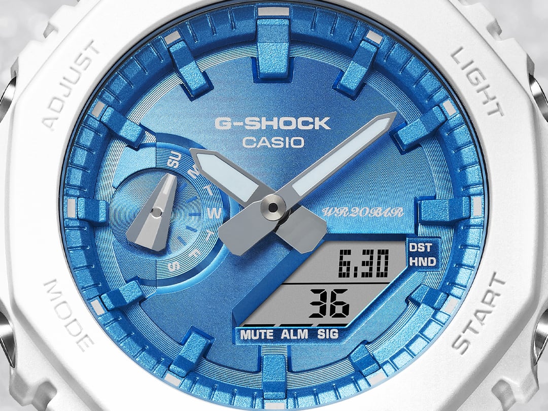 Grande plano do mostrador analógico-digital azul do GA-2100WS-7A com revestimento de vapor metálico