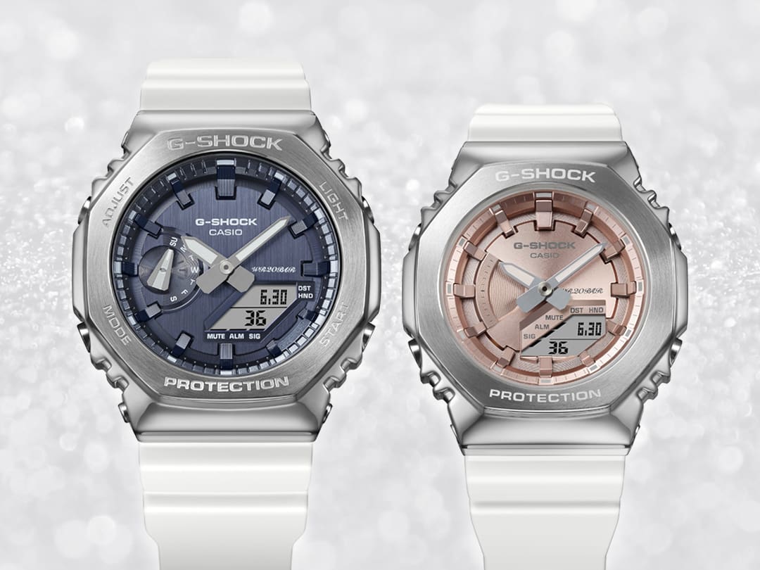 O relógio de pulso G-Shock GM-2100WS-7A ao lado do relógio de senhora GM-S2100WS-7A, ligeiramente mais pequeno