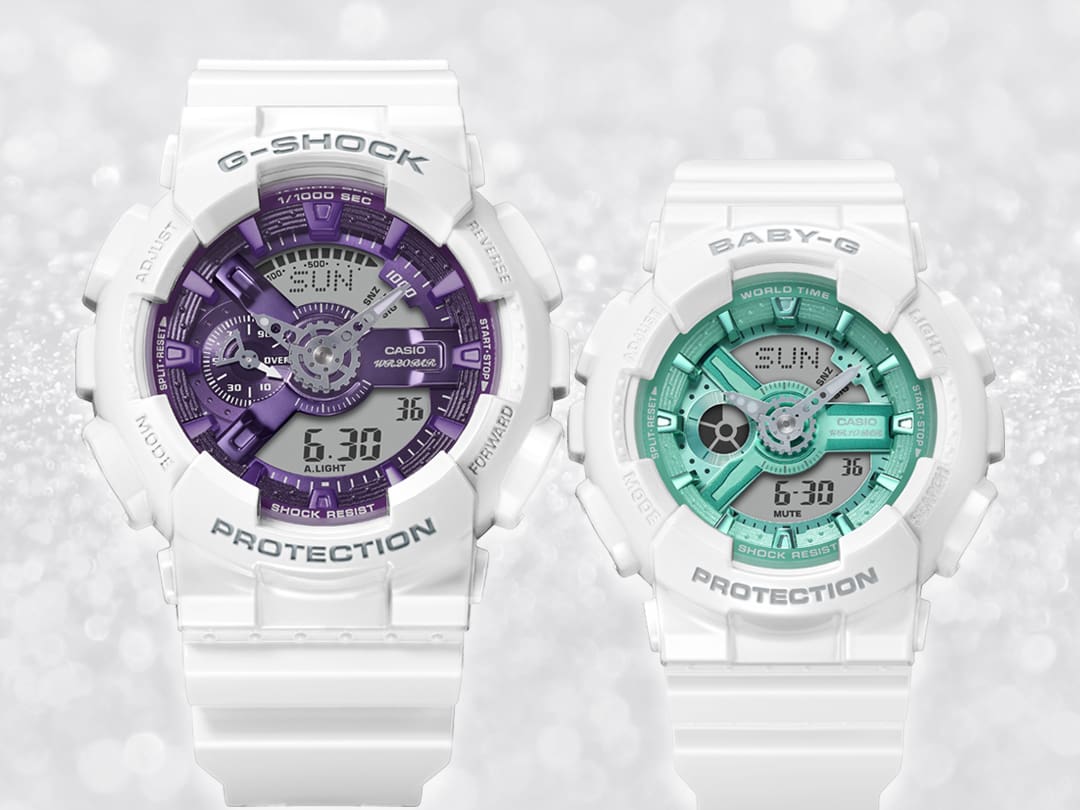 Um relógio G-Shock híbrido com bracelete branca e mostrador roxo ao lado de um relógio Baby G com mostrador cor de menta e bracelete branca