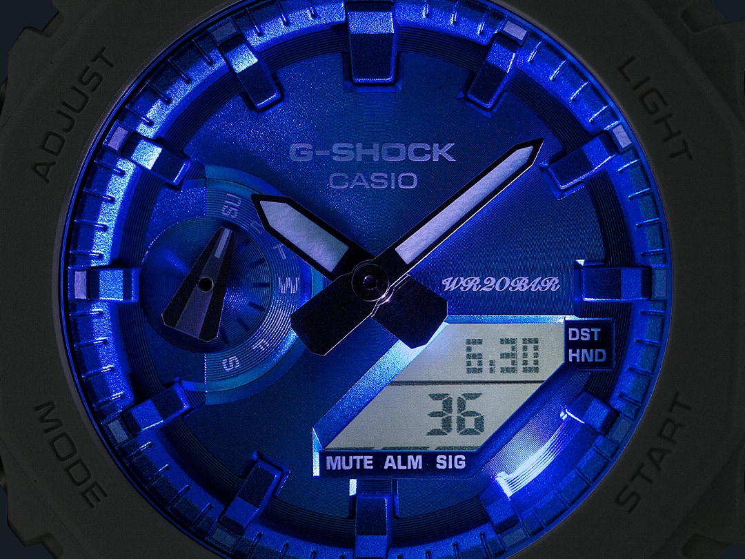 O mostrador iluminado do relógio de pulso GA-2100WS-7A no escuro
