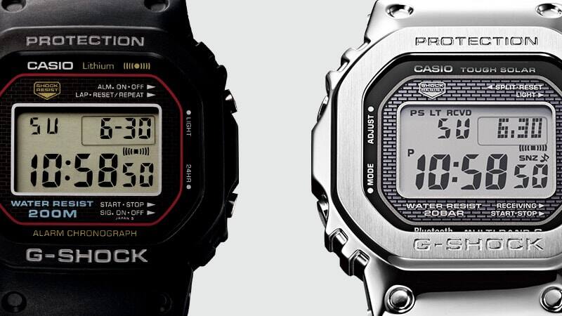 Grande plano do primeiro modelo de relógio digital G-Shock preto ao lado do G-Shock GMW-B5000 prateado