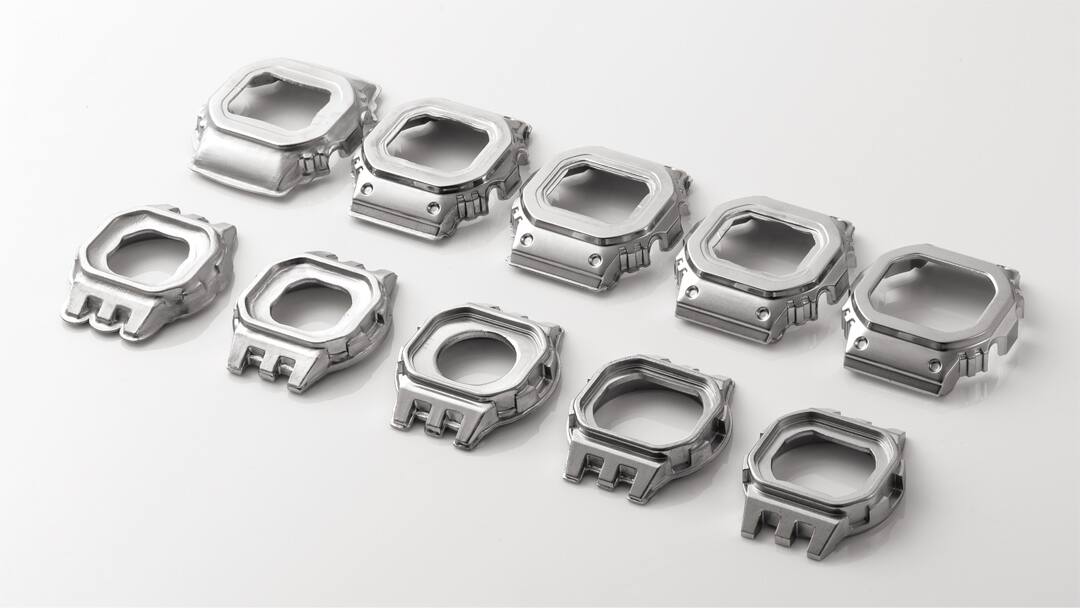 Dez lunetas prateadas em várias fases de produção - desde a luneta em branco até à luneta acabada do relógio solar Casio G-Shock GMW-B5000SS-2