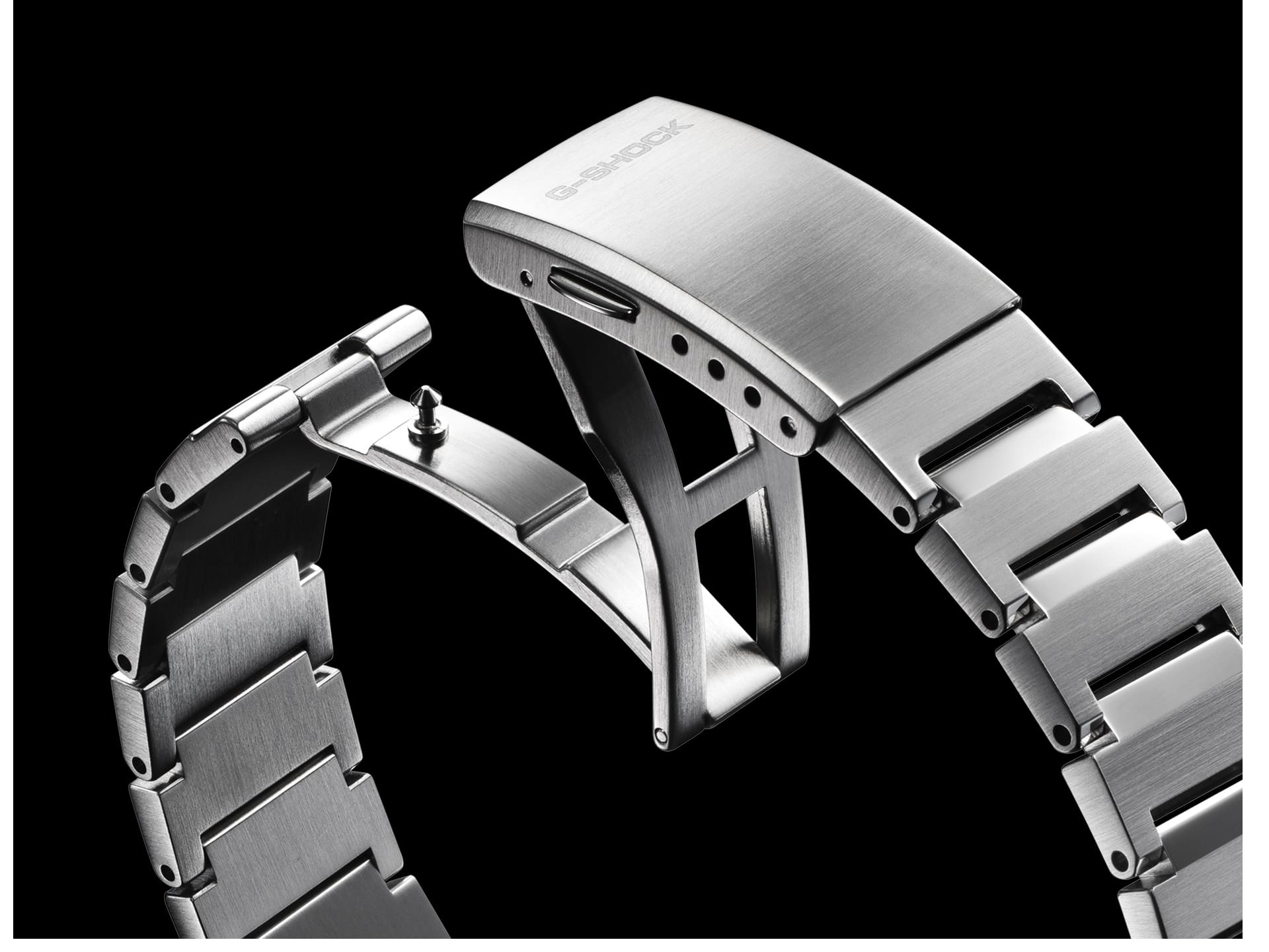 Bracelete em aço GST-B1000 com acabamento escovado e espelhado, fecho triplo.
