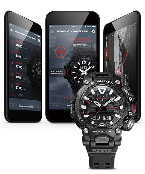 Três smartphones com diferentes ecrãs da aplicação G-Shock Connected, em frente a um relógio de exterior Casio Master of G GR-B200-1A