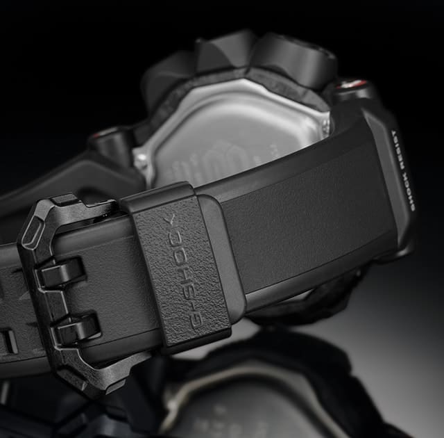 Grande plano do aro da bracelete com a inscrição G-Shock