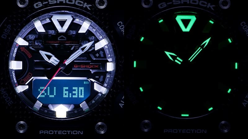 À esquerda: O mostrador de um  relógio de pulso Gravitymaster GR-B200 no escuro com iluminação LED brilhante, direita: O mostrador no escuro com ponteiros e marcadores de horas luminescentes