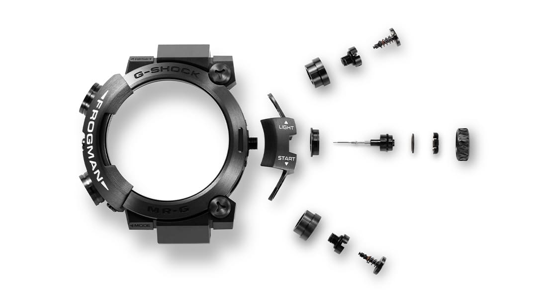 Os componentes individuais da construção Clad Guard da caixa de um relógio de mergulho Casio G-Shock MRG-BF1000B