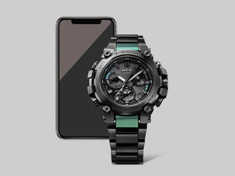 O relógio Casio G-Shock MTG-B3000BD-1A2 Bluetooth® em frente a um smartphone