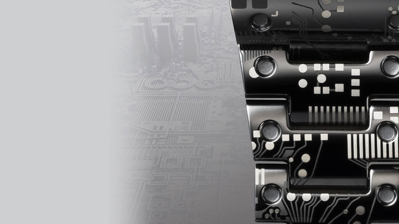 Grande plano da bracelete preta do relógio de pulso GMW-B5000TCC-1 com camuflagem PCB, no fundo: a imagem pálida de uma placa de circuitos