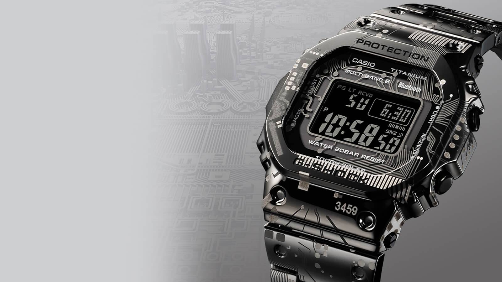 Vista ligeiramente inclinada do relógio digital Casio G-Shock GMW-B5000TCC-1 com a sua superfície brilhante feita de uma liga especial de titânio