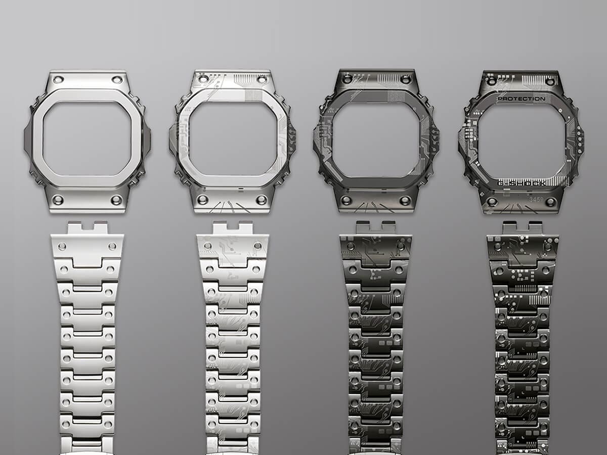 Quatro versões da luneta e da bracelete em várias fases de produção: desde a versão em branco prateada até à versão preta finalizada, ionizada, com gravação PCB