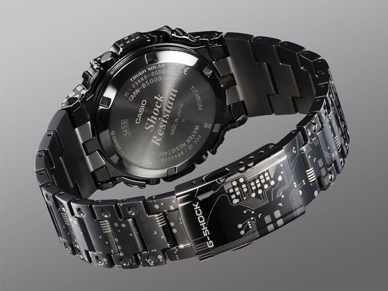 O relógio de pulso GMW-B5000TCC-1 fechado visto de trás, com vista para o fundo da caixa gravado e o fecho da bracelete em camuflagem PCB
