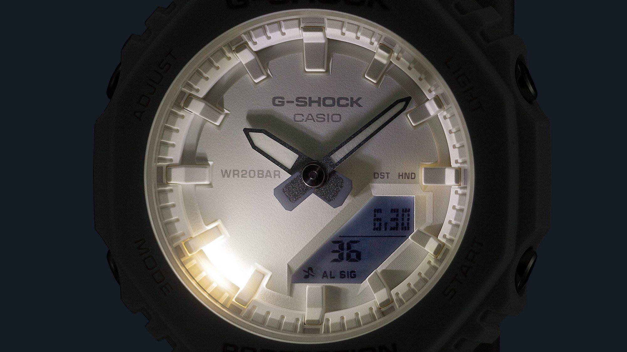 O ecrã iluminado do relógio de pulso GMA-P2100-7A branco no escuro