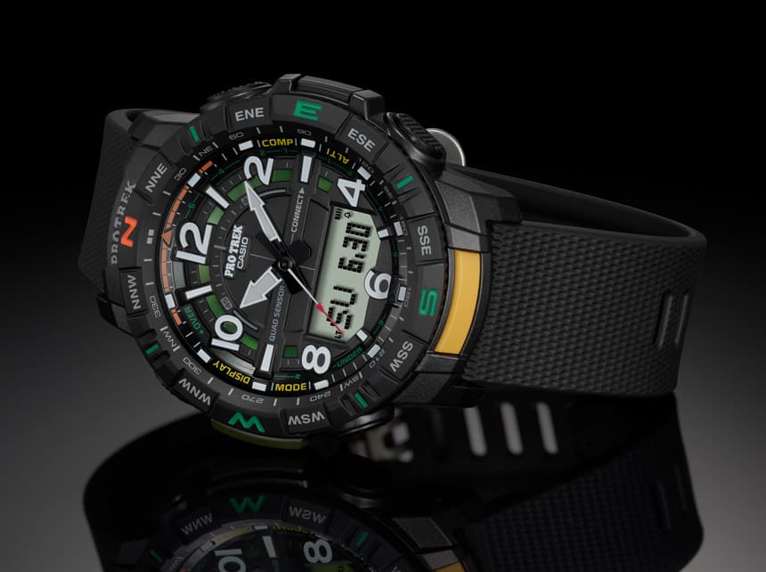 O relógio de pulso analógico-digital preto PRT-B50-1 da Casio com algarismos brancos e detalhes em verde, vermelho e amarelo