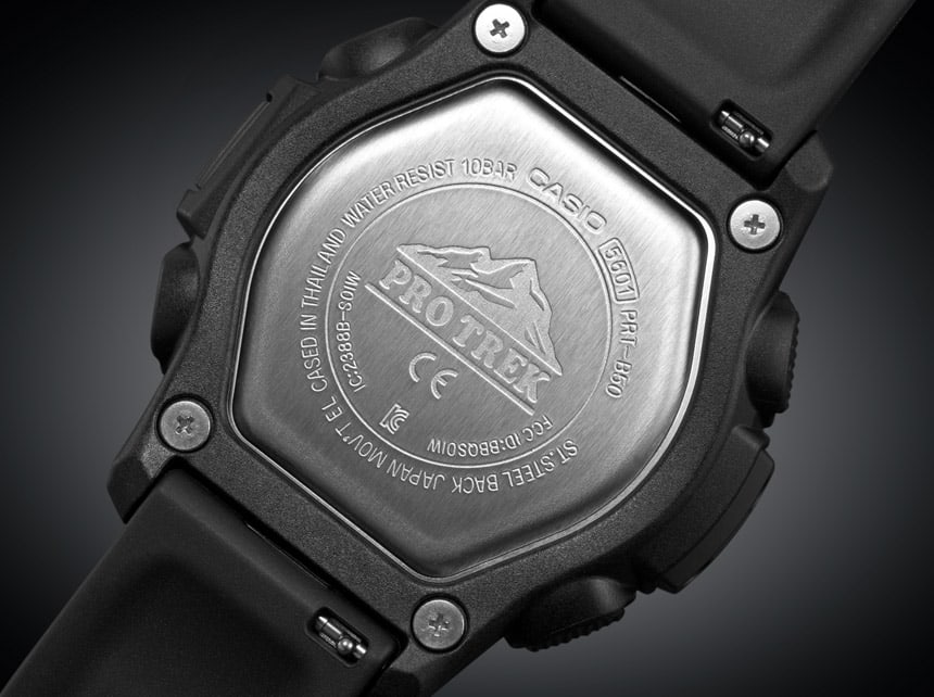 A parte traseira prateada da caixa de um relógio de trekking Casio da série PRT-B50 com gravação Pro Trek
