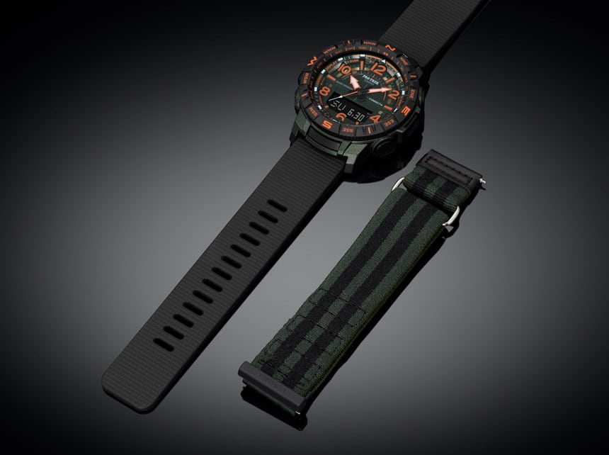 Um relógio de pulso Pro Trek da série PRT-B50 com bracelete em resina sintética ao lado de uma bracelete textil intercambiável