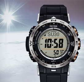 O relógio solar Casio Pro Trek PRW-30-1A diante de um sol radiante num céu azul