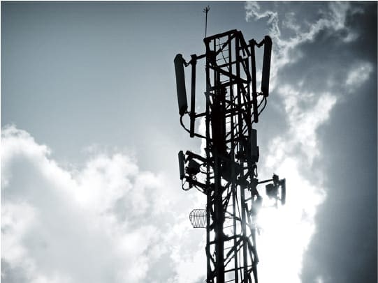 Uma torre de rádio diante de um céu nublado