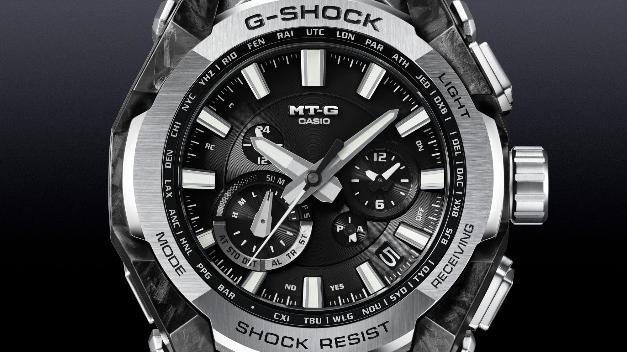 ภาพระยะใกล้แสดงดีไซน์หน้าปัดที่มีรายละเอียดซับซ้อน พร้อมด้วยลวดลายที่แกะสลักอย่างประณีต