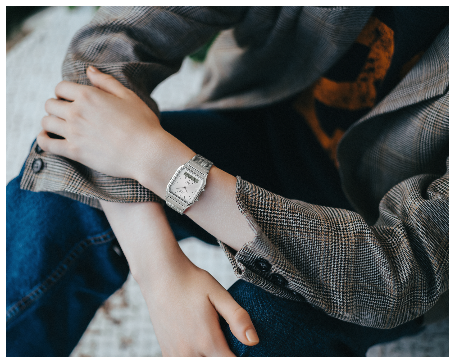 Hình ảnh một người phụ nữ đang đeo AQ-230EM-7A.