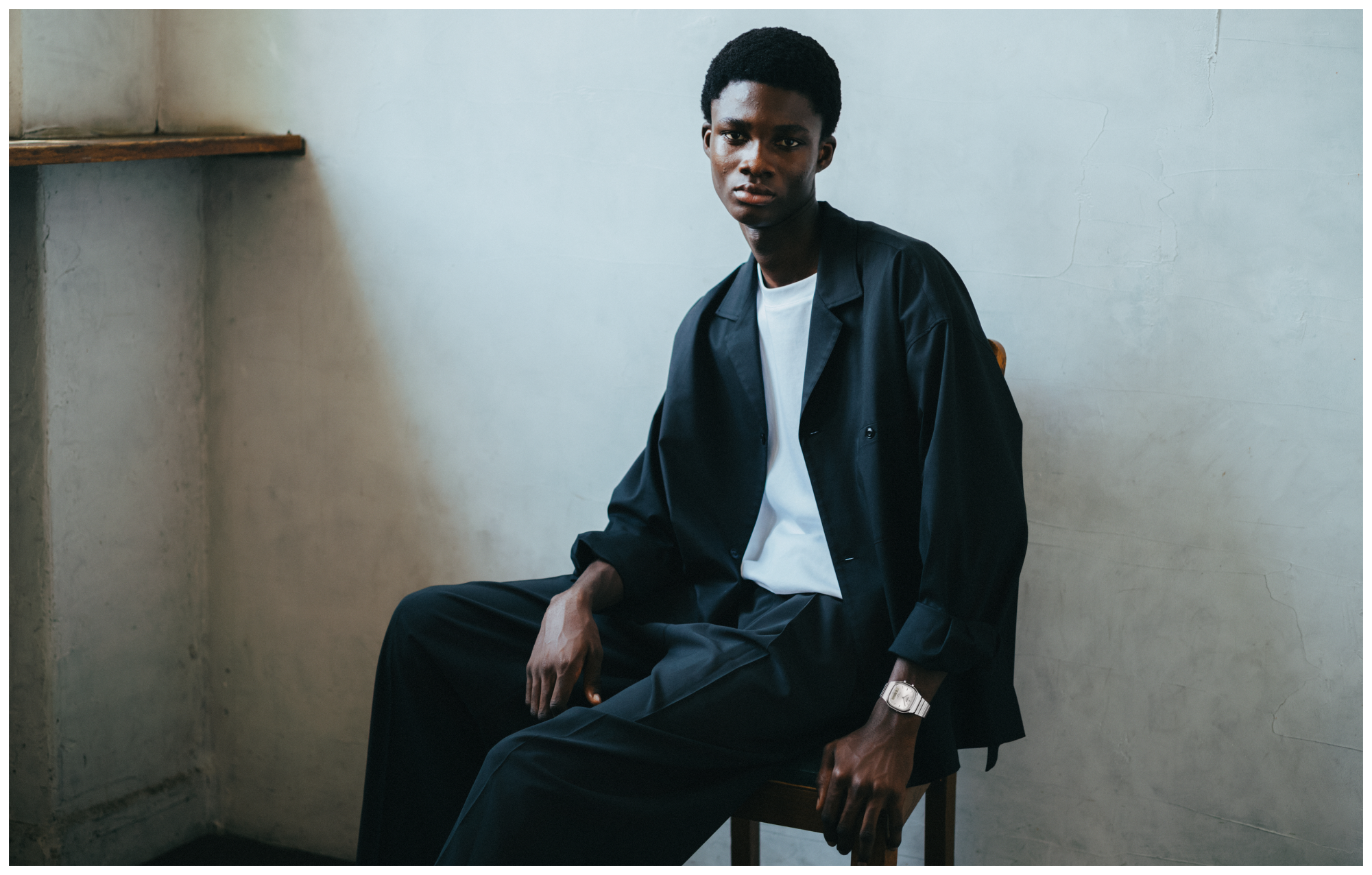 Hình ảnh một người đàn ông đang đeo AQ-240E-7A.