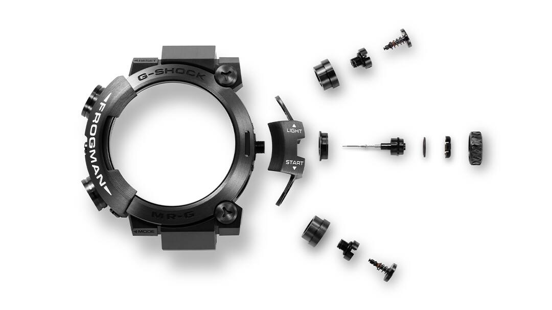 Vỏ sau có khóa vặn bằng pha lê sapphire được làm bằng sự kết hợp sáng tạo của các vật liệu