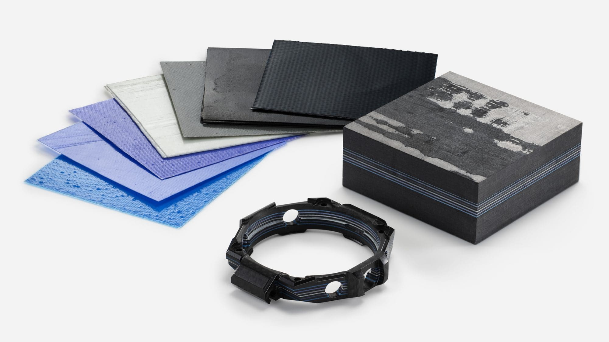 Thiết kế khung cacbon nhiều lớp tái hiện hình ảnh tia chớp lóe lên giữa những đám mây giông thấp