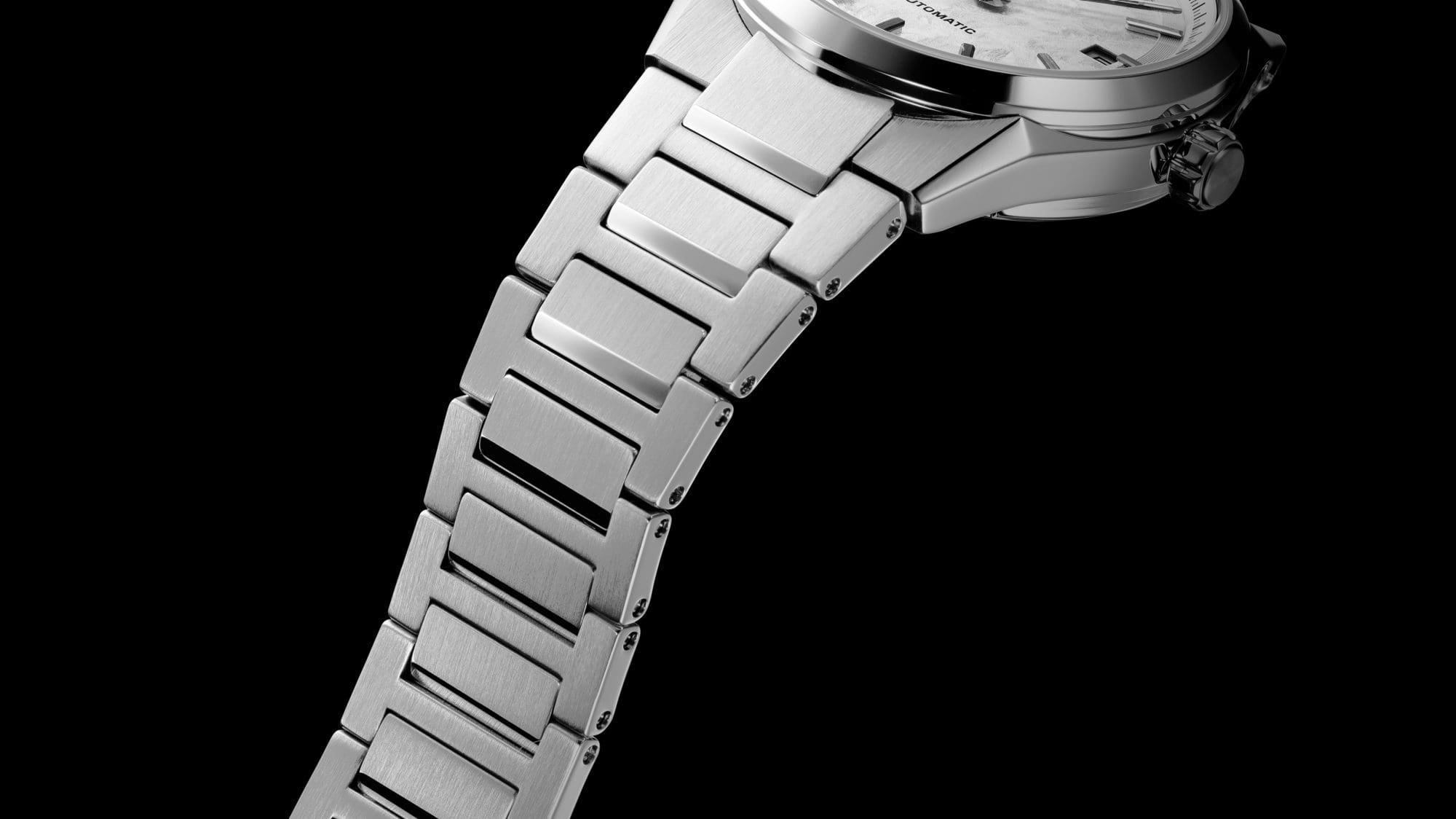 EFK-110D-7A 照片，採用堅固的不鏽鋼錶帶